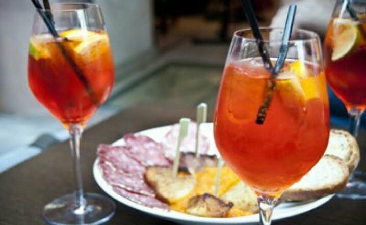 Spritz con arancia e stuzzichini al Twins Caffè